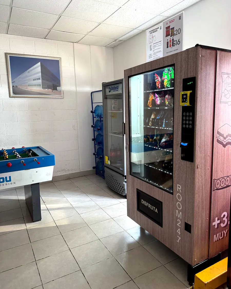 Máquina Room 24.7 instalada en área de descanso de empleados